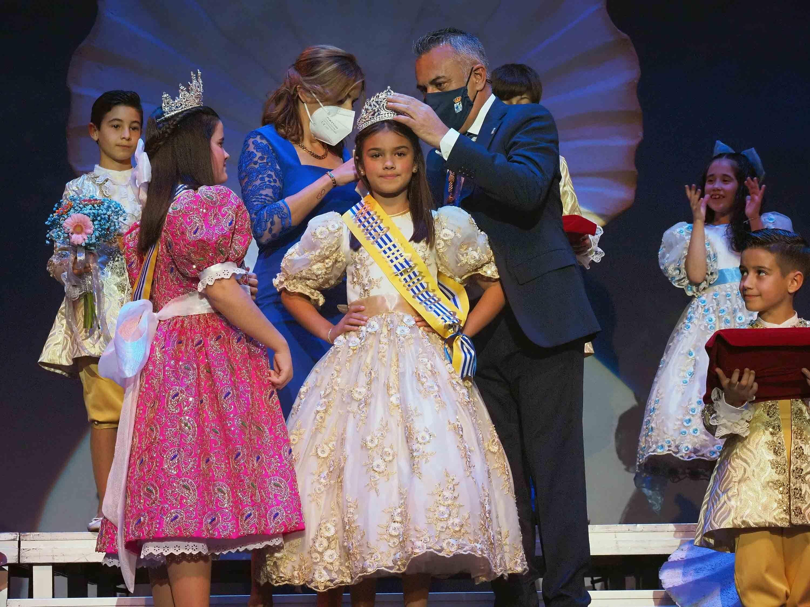 Momento en que el alcalde y la edil de Festejos coronan a Candela Puerto