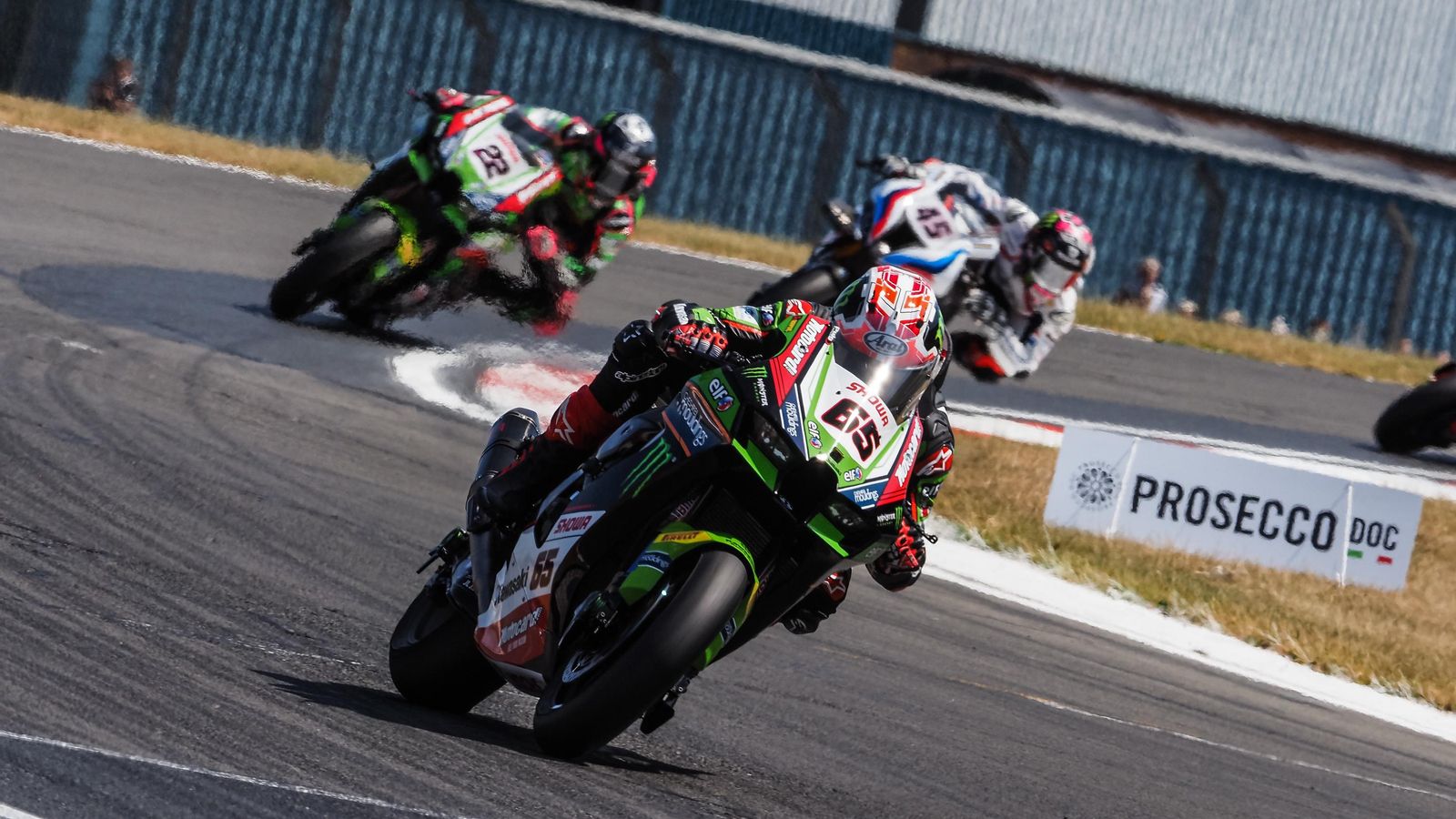Jonathan Rea rueda segundo tras la caída de Bautista. Jonathan Rea rueda segundo tras la caída de Bautista.