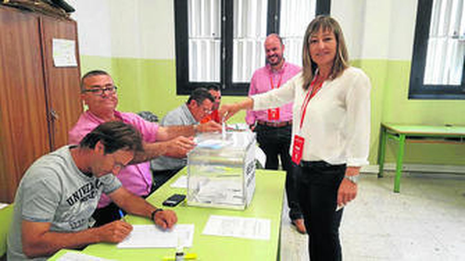 La candidata del PSOE, Esperanza Pérez Felices, ejerce su derecho a voto.