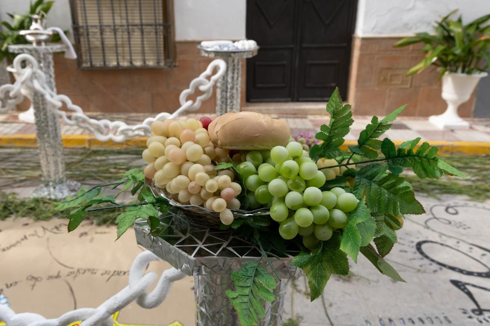 Los vecinos de Villardompardo exponen las obras de su Corpus un año más, en imágenes