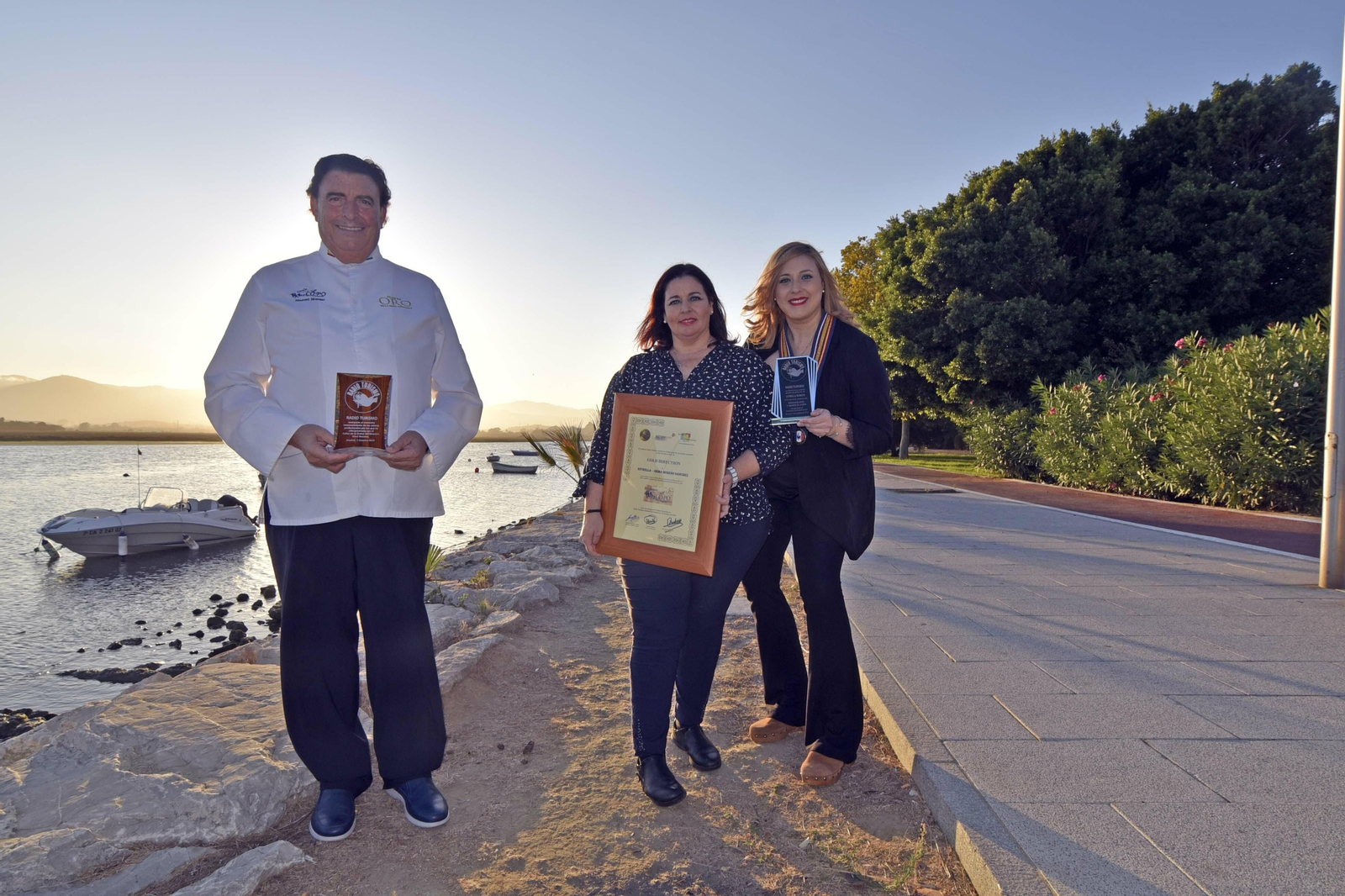 Manuel Moreno muestra uno de los premios junto a sus hijas Gema y Estrella, con otro galardón cada una.