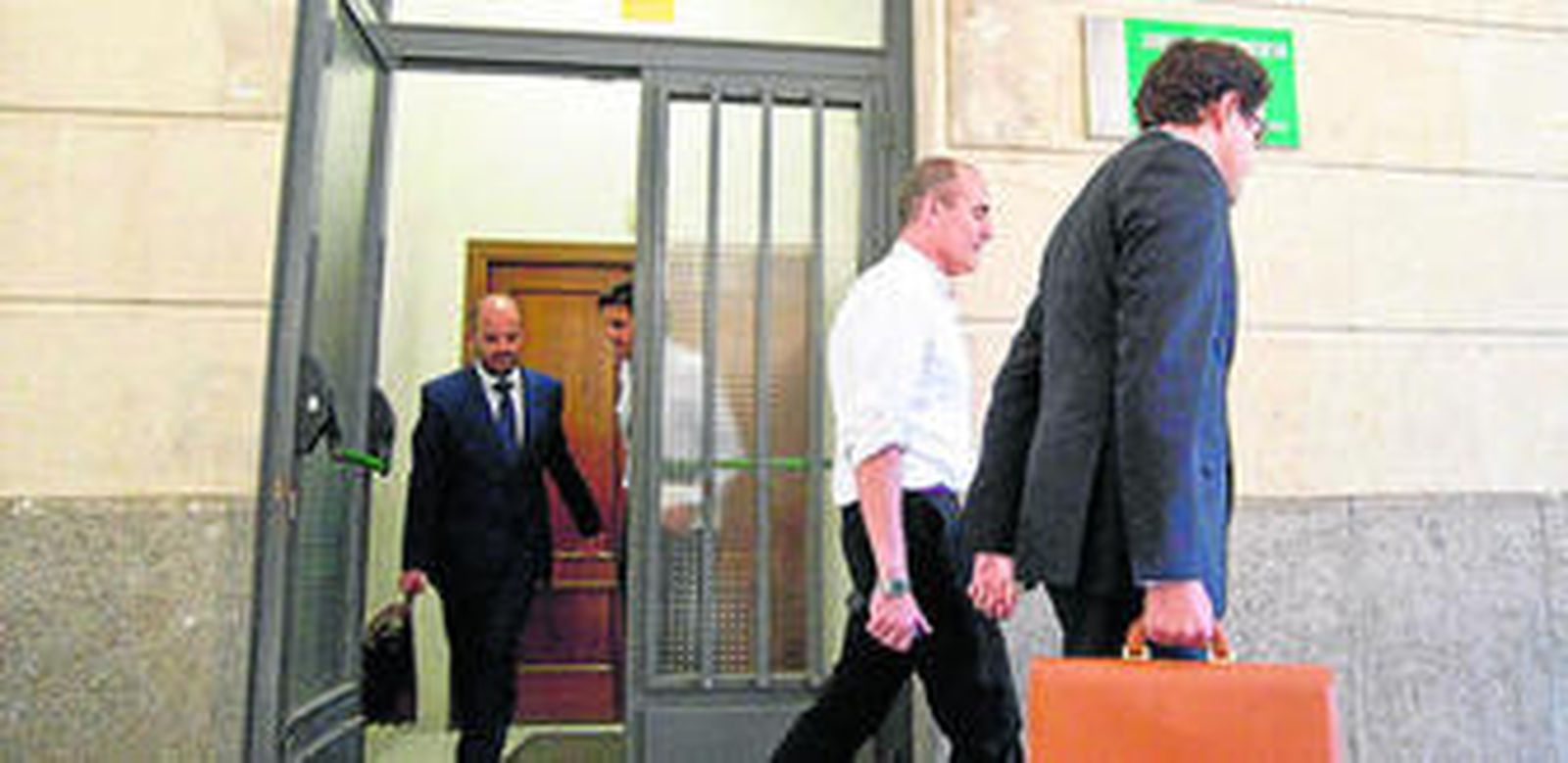 Los hermanos de la ministra de Empleo, Fátima Báñez, a la salida del juzgado.