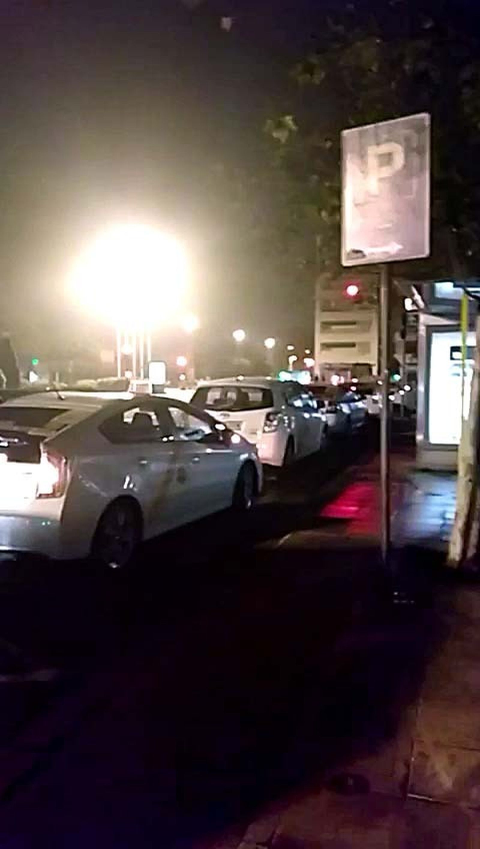 Un grupo de taxistas retiene a un coche de alquiler en la Barqueta