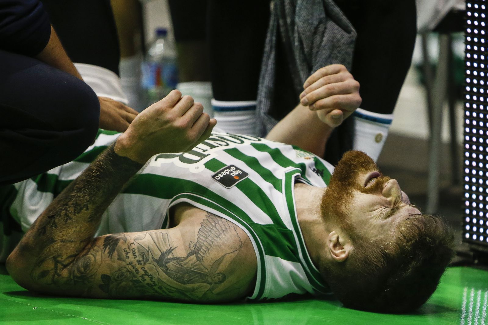 Whittington se duele de su tobillo izquierdo tras lesionarse el pasado domingo.