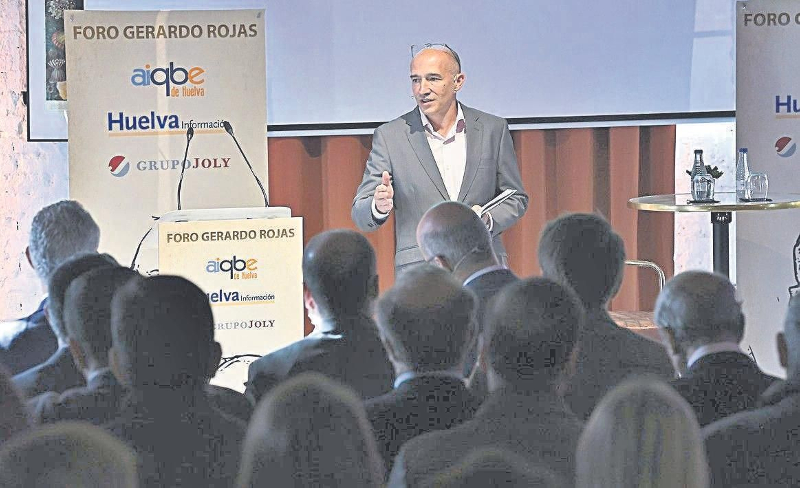 Joyanes, durante su intervención en el Foro Gerardo Rojas ante un patio de butacas lleno en La Casona.