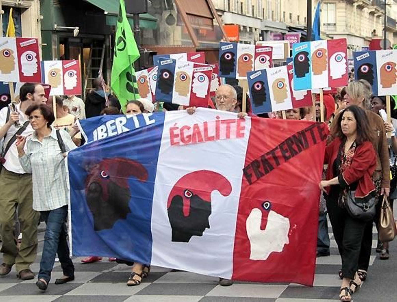 Miles de personas se manifiestan en Francia contra las expulsiones de gitanos