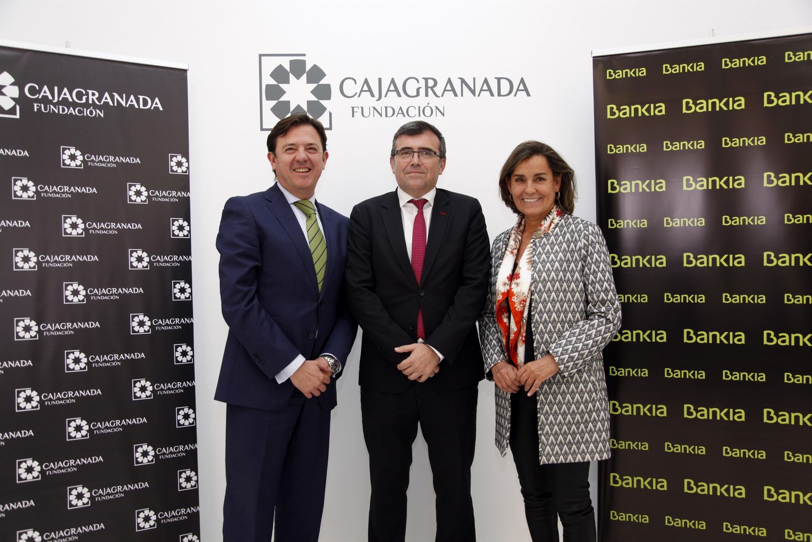Firma del proyecto solidario con los responsables territoriales de Bankia y el director de CajaGranada Fundación.