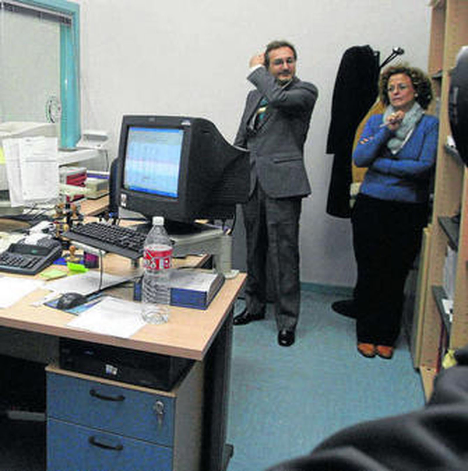 Clemente Ruiz y María José Lebrero, en las oficinas de la caja municipal, en 2005.