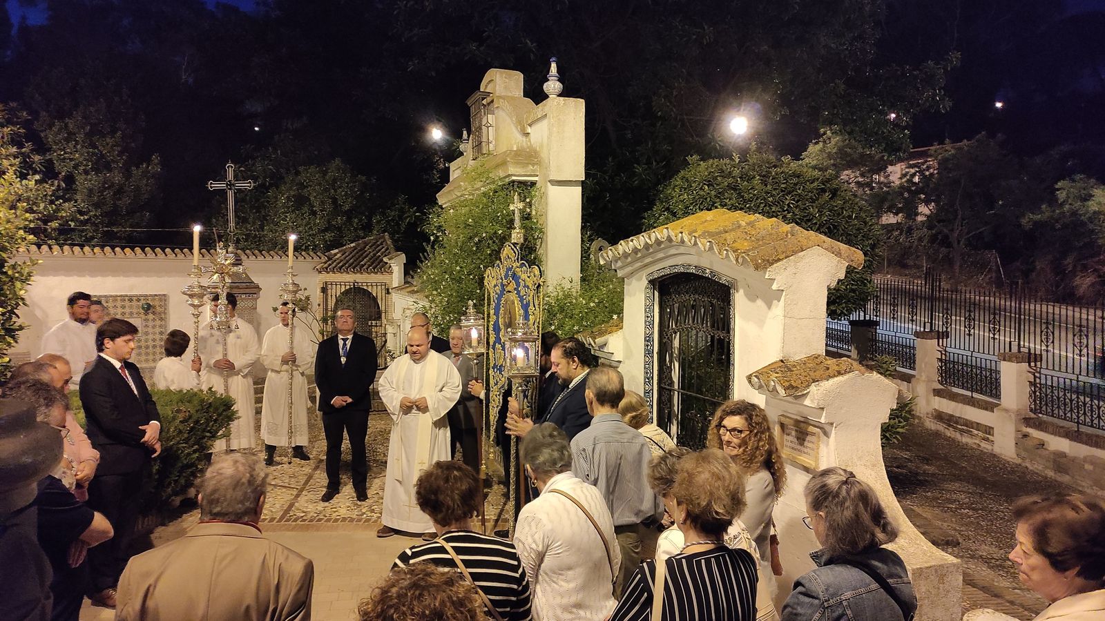 Un momento del rosario de la aurora celebrado en la mañana del sábado, junto al cinerario.