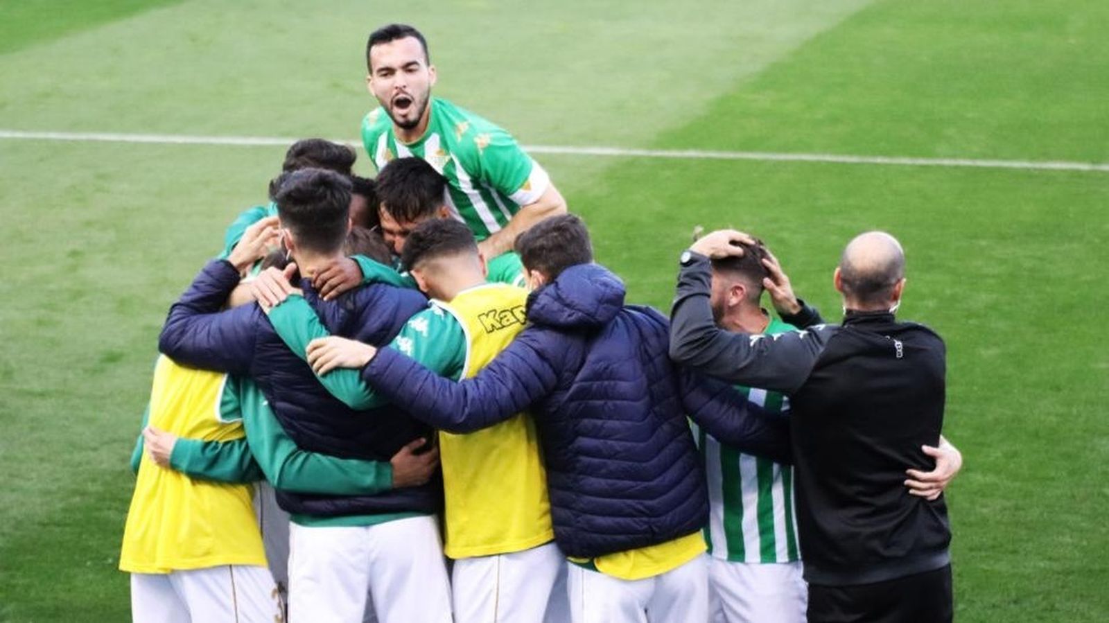 El Betis Deportivo festeja el tercer gol al Lorca.