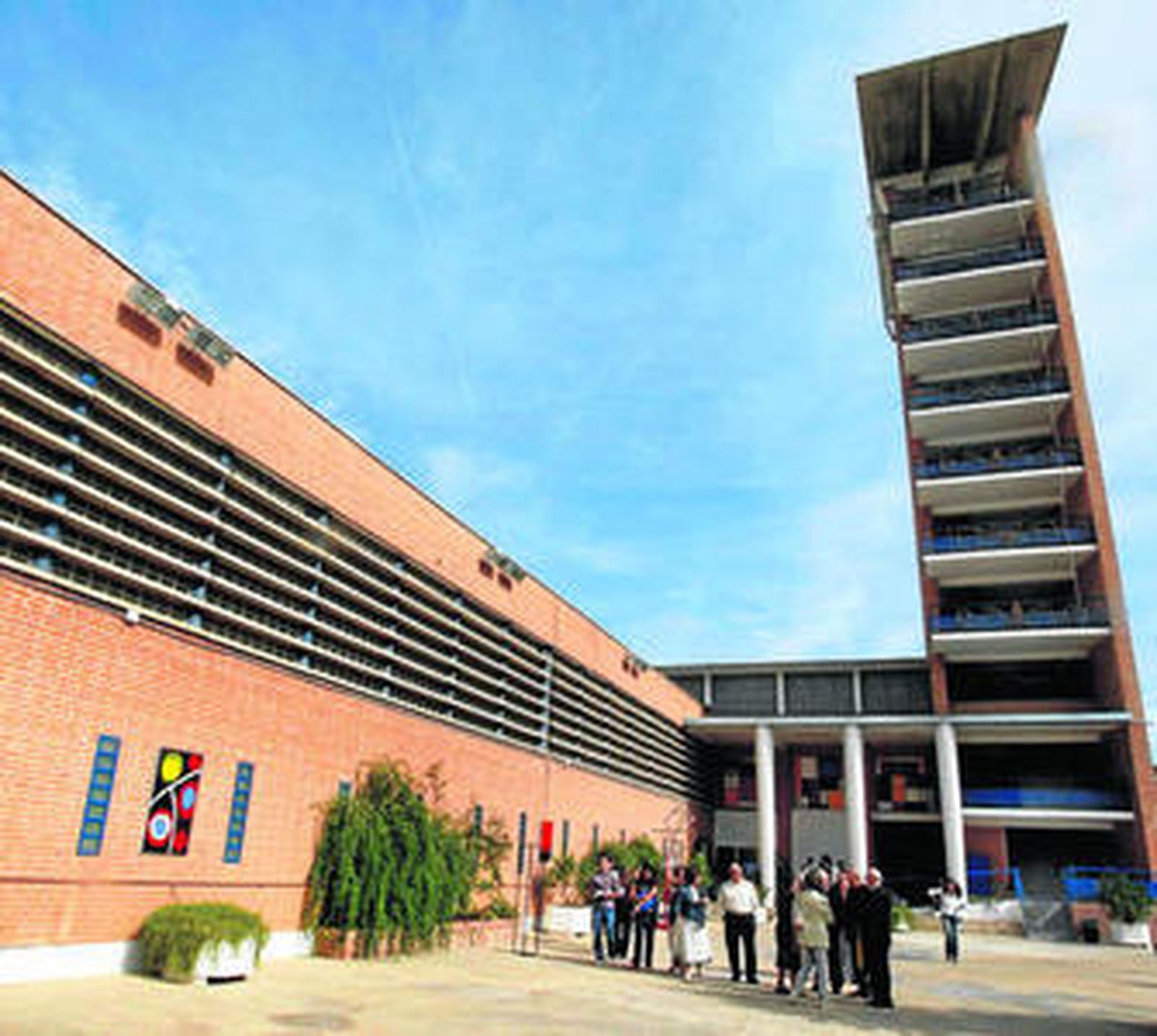 Uno de los patios de la cárcel de Alhaurín con la torre de vigilancia al fondo.