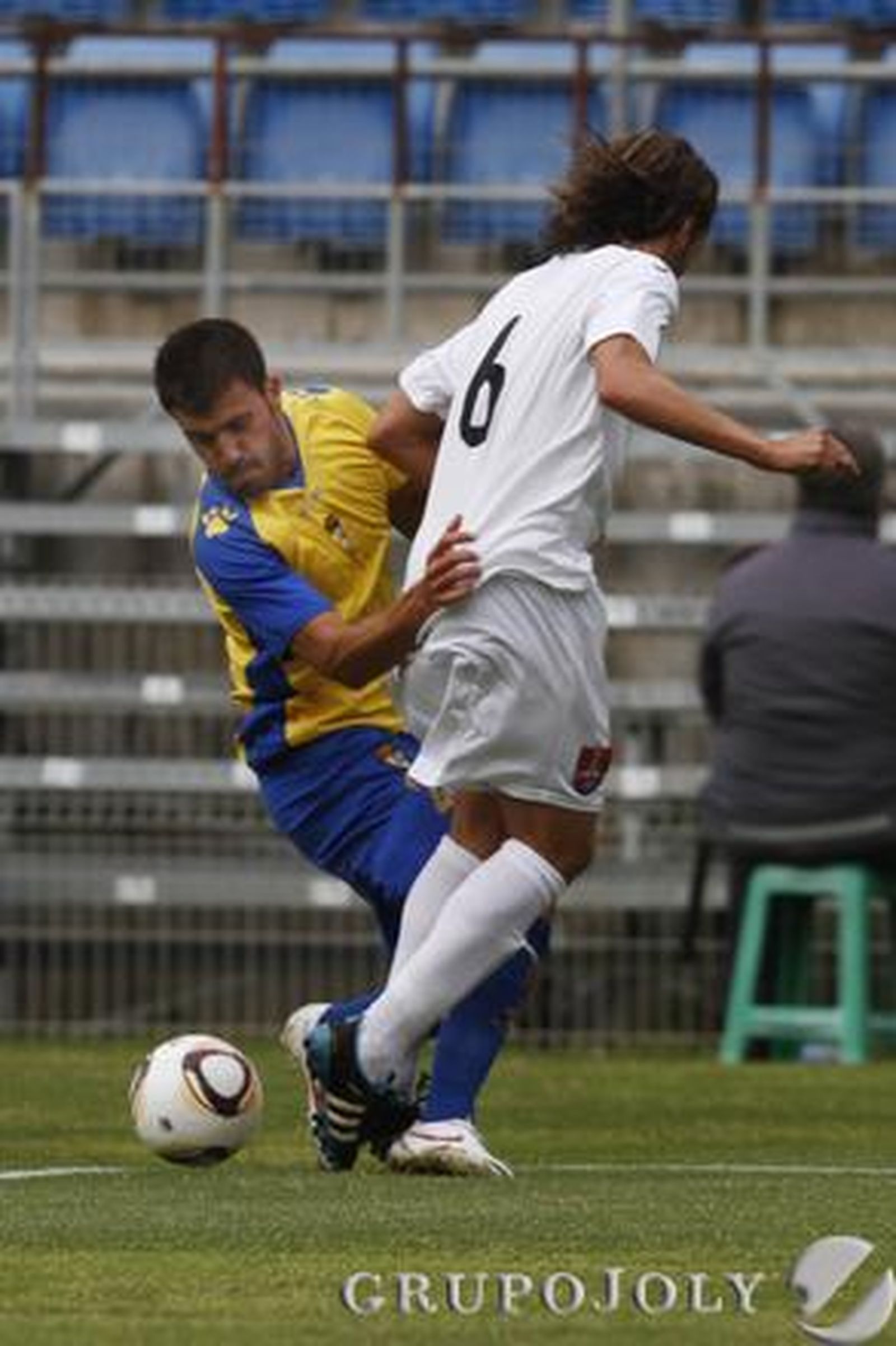 Dioni intenta llevársela con muchas dificultades. 

Foto: Lourdes de Vicente