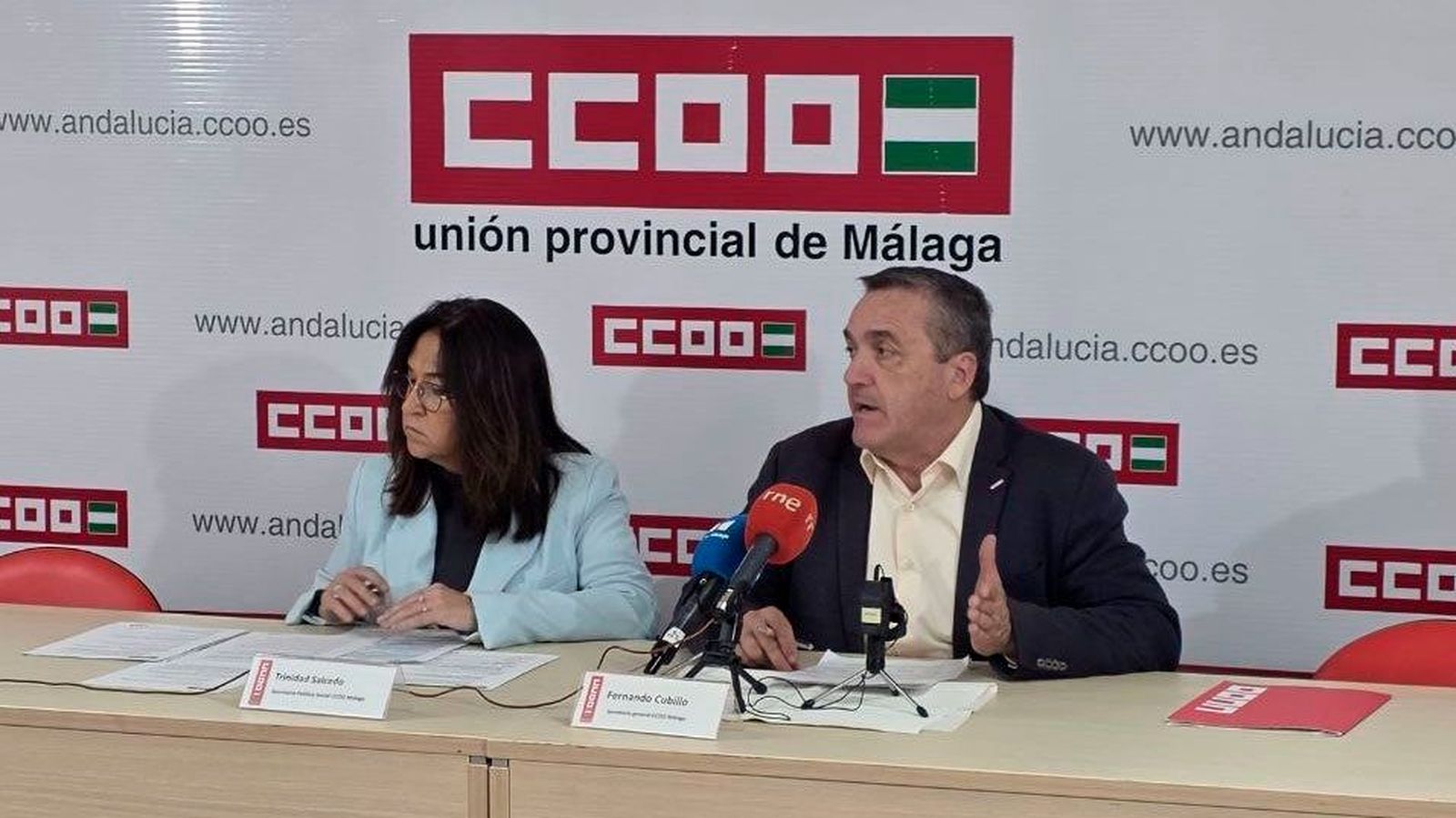 El secretario general de CCOO Málaga, Fernando Cubillos, y la secretaria de Política Social, Trinidad Salcedo.