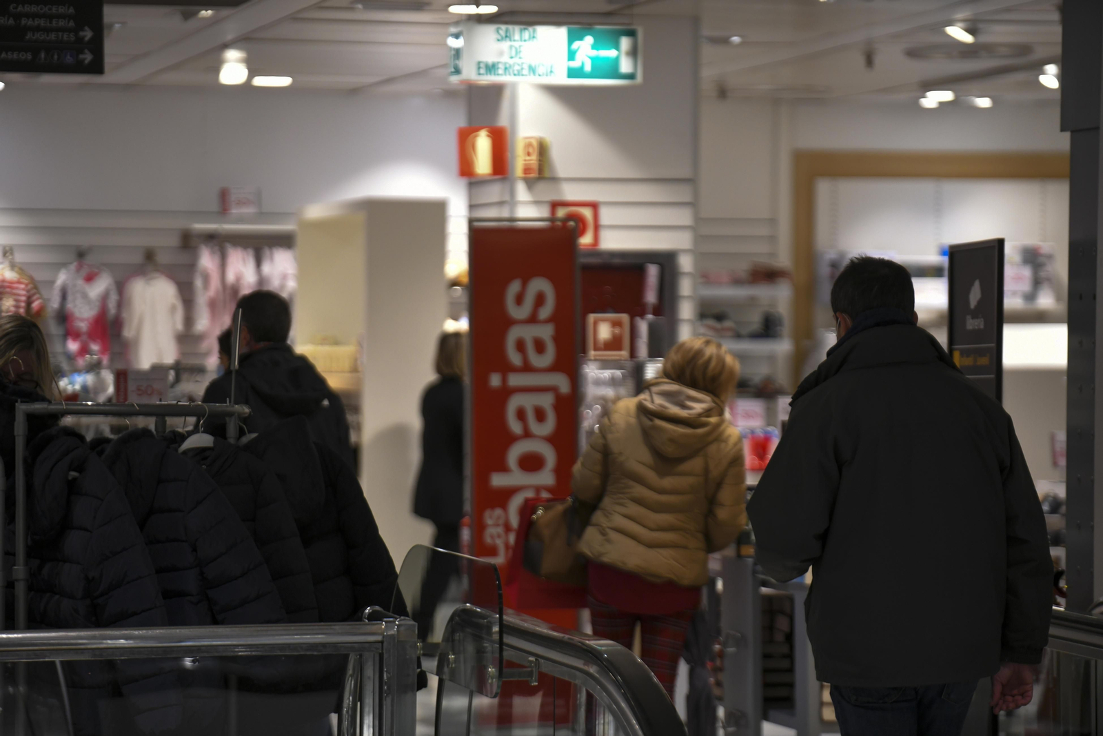 Fotos: el inicio de las rebajas en el Corte Inglés de Granada