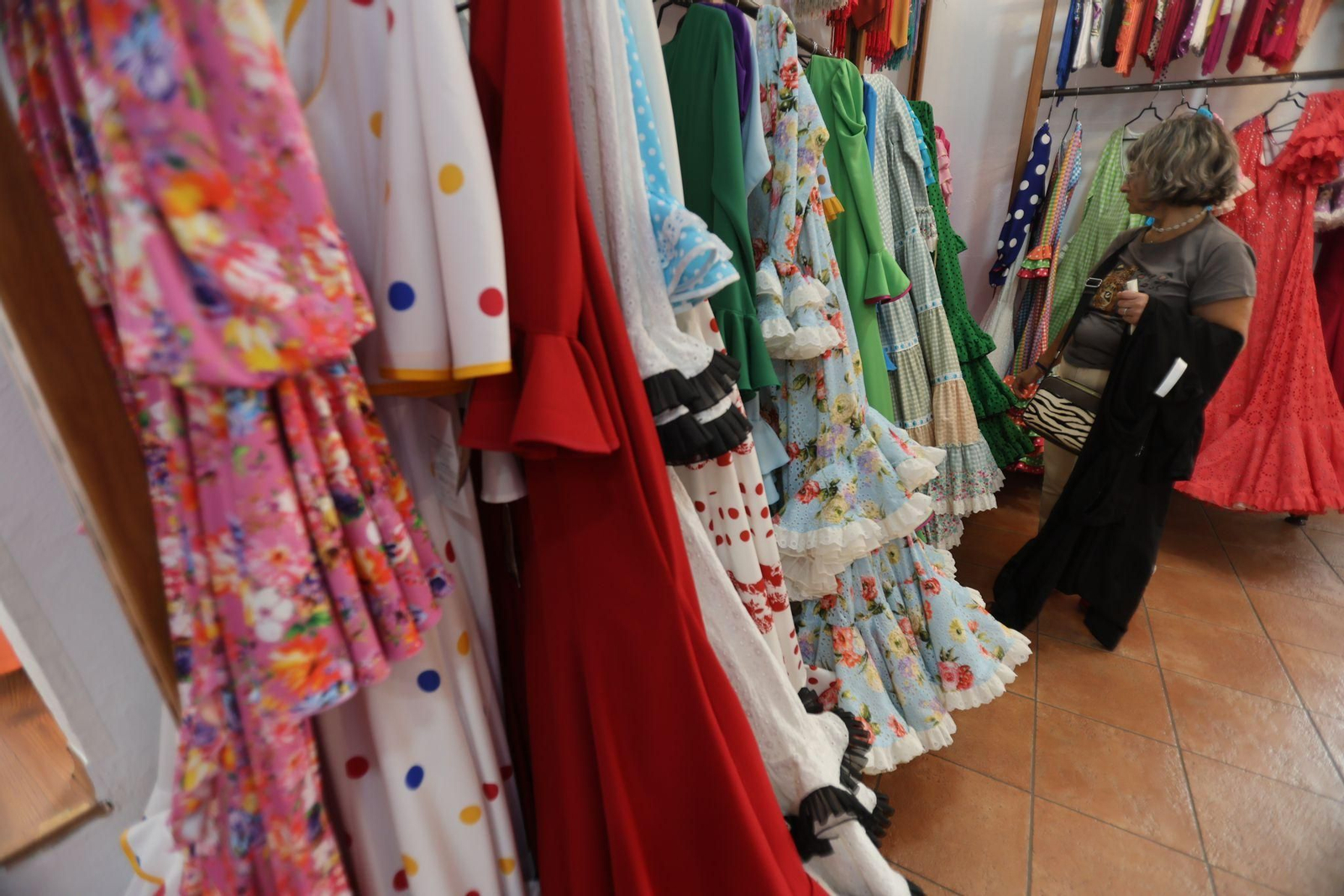 Clientas probándose trajes de flamenca en Huelva, durante los días previos a la Feria del Caballo. Clientas probándose trajes de flamenca en Huelva, durante los días previos a la Feria del Caballo.
