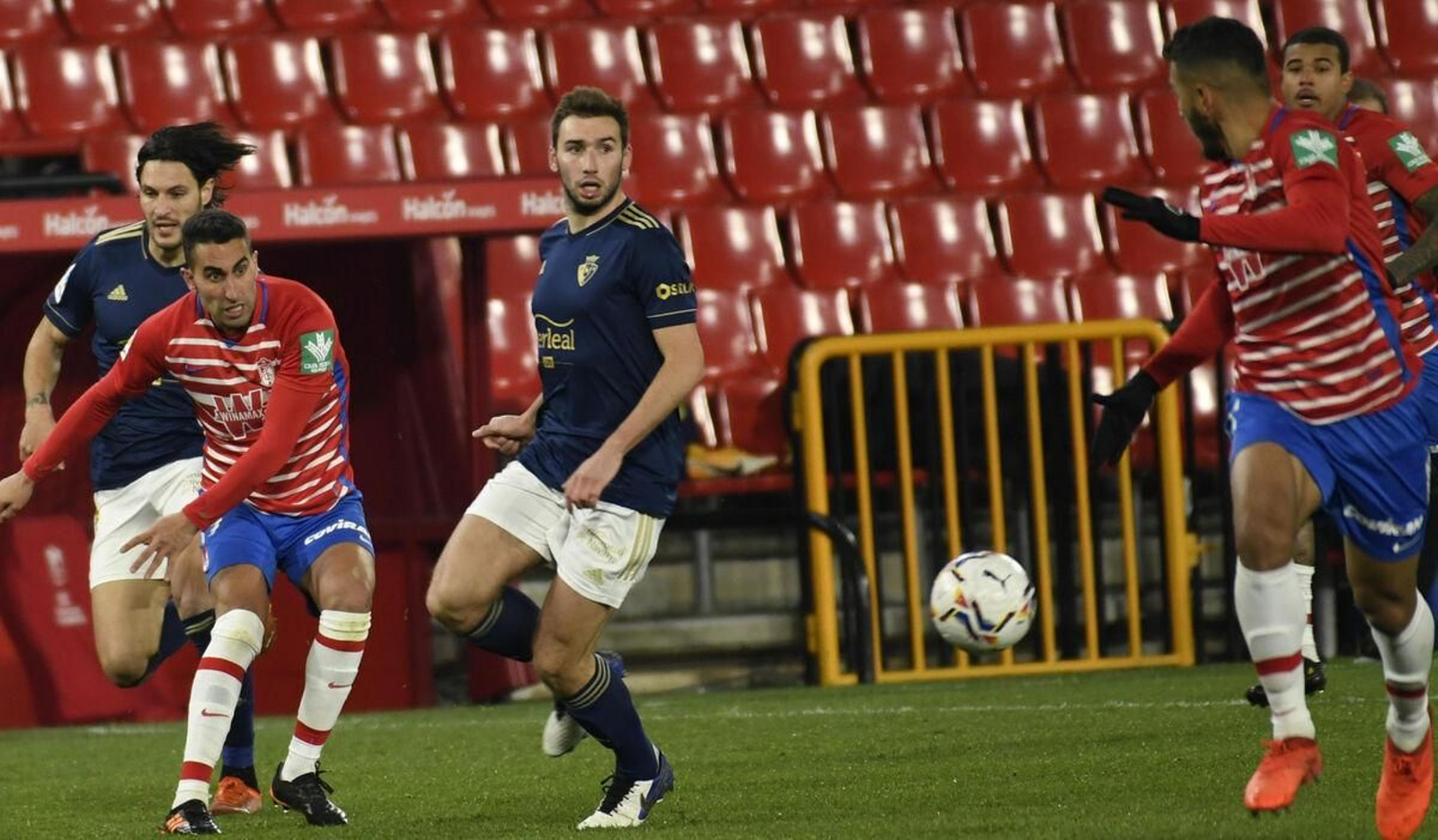 Una acción del Granada-Osasuna jugado hace dos semanas