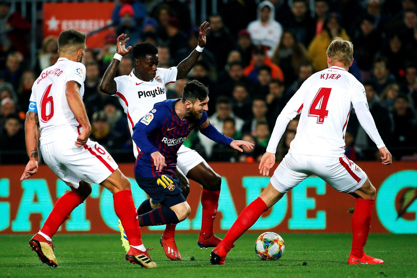 Messi sufre la presión Carriço, Kjaer y Amadou, quien comete falta.