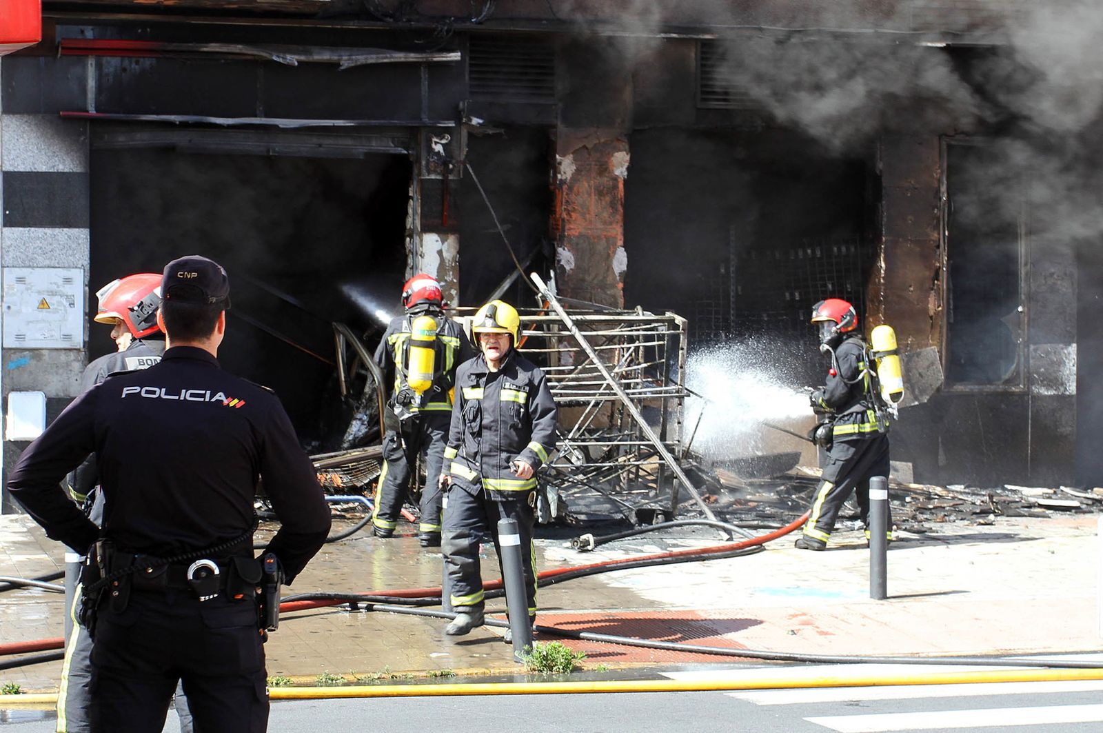 Imágenes del incendio de un bazar en la avenida de Santa Marta.