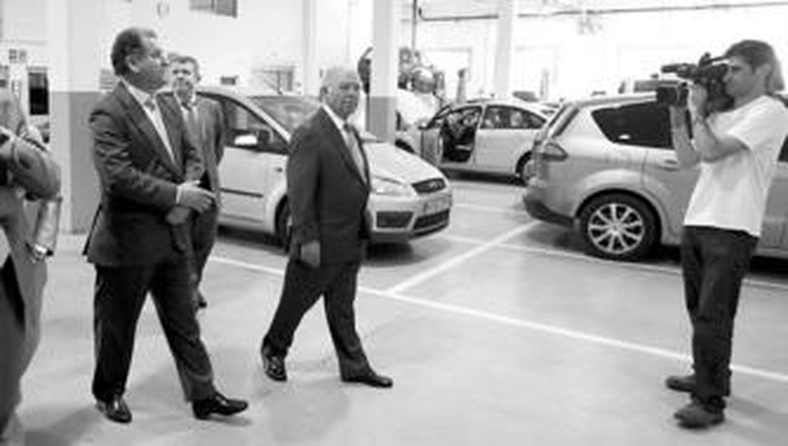 El presidente de Ford España, José Manuel Machado (a la izquierda), visita el taller de Motores Cádiz en compañía de Joaquín Anglada.