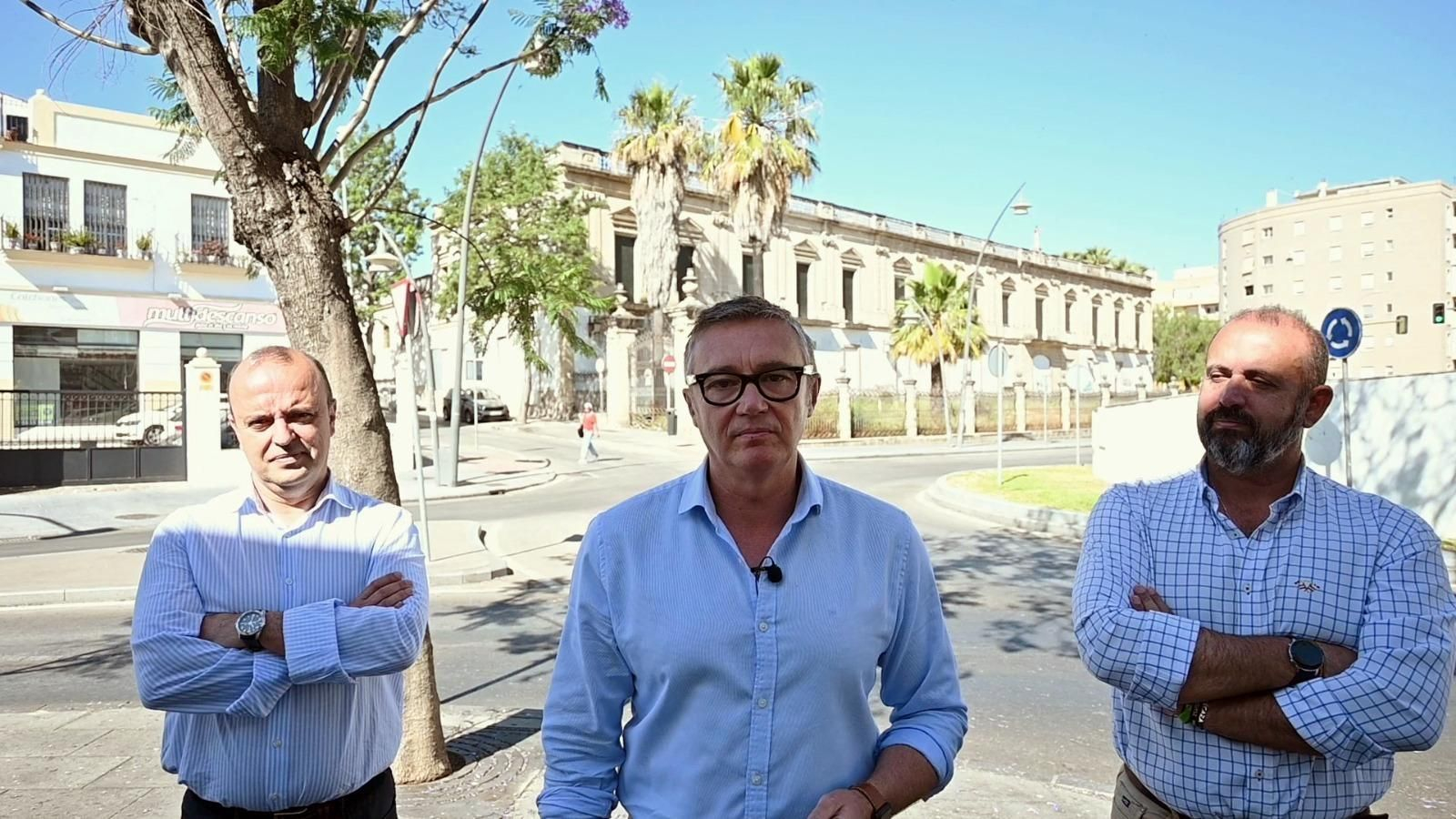 Manuel Gavira, Guillermo Marchante e Ignacio Soto frente al edificio de los despachos de Díez Mérito en Jerez.