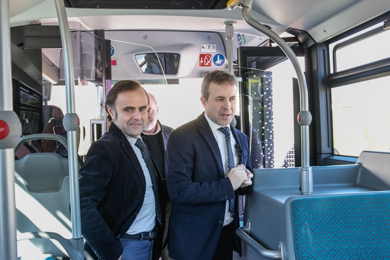 Valeriano Díaz y Julio Millán en el estreno de los nuevos autobusos eléctricos de Alsa para Jaén.