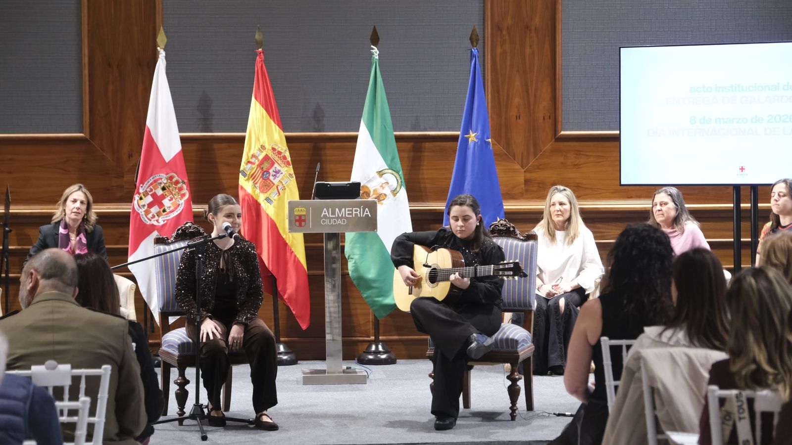 Actuación de Celia Ortega y Elora Cazorla del conservatorio profesional de música.