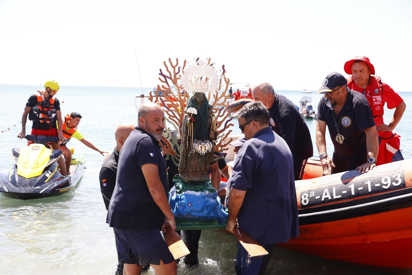 La procesión en Málaga de la Virgen del Carmen de los submarinistas, en imágenes