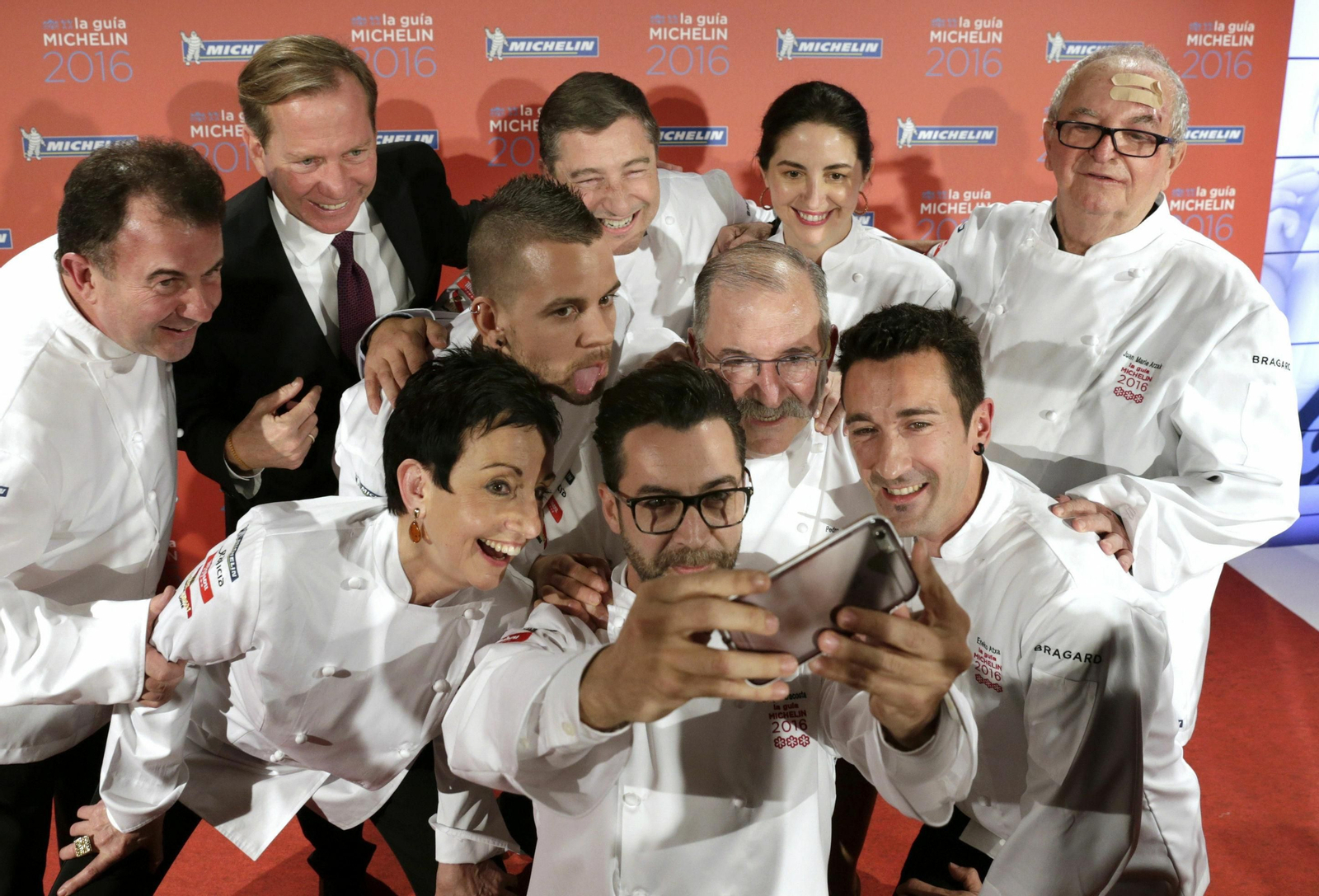 Los cocineros españoles galardonados con estrellas Michelín en la gala celebrada en Santiago de Compostela.