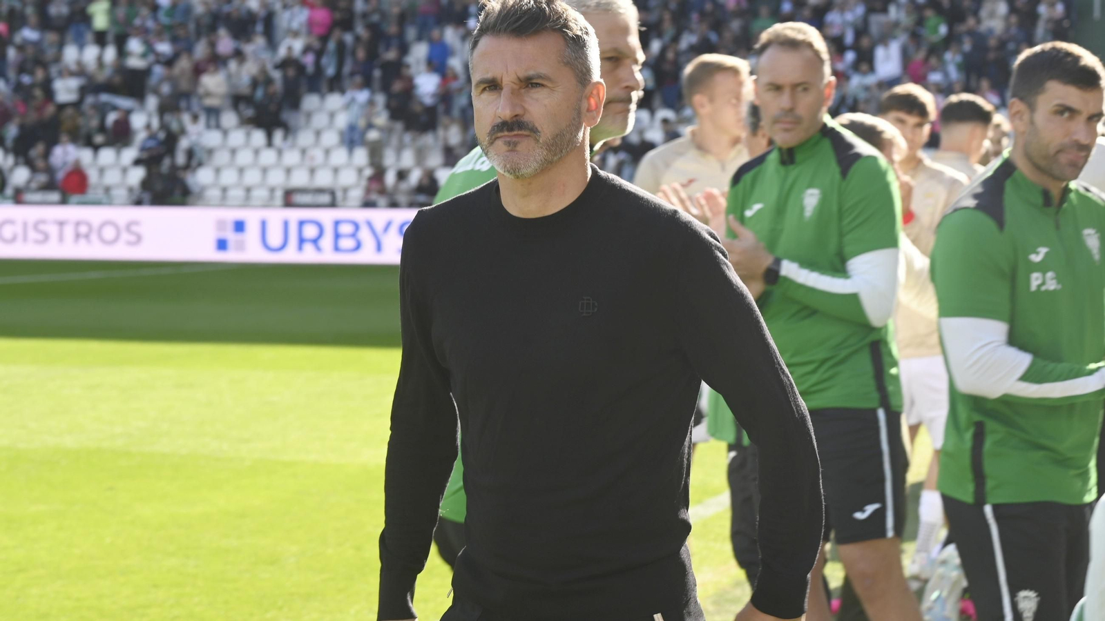 Iván Ania, antes del comienzo del Córdoba - Eibar.