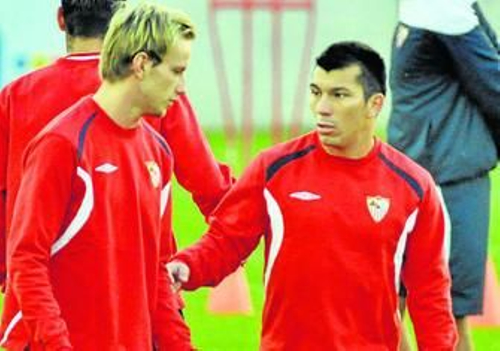 Ivan Rakitic dialoga con Medel antes del trabajo.