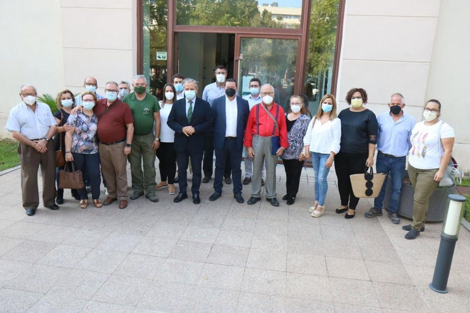 Familias del Cordel de Alcolea tras firmar la propiedad del suelo de sus viviendas.