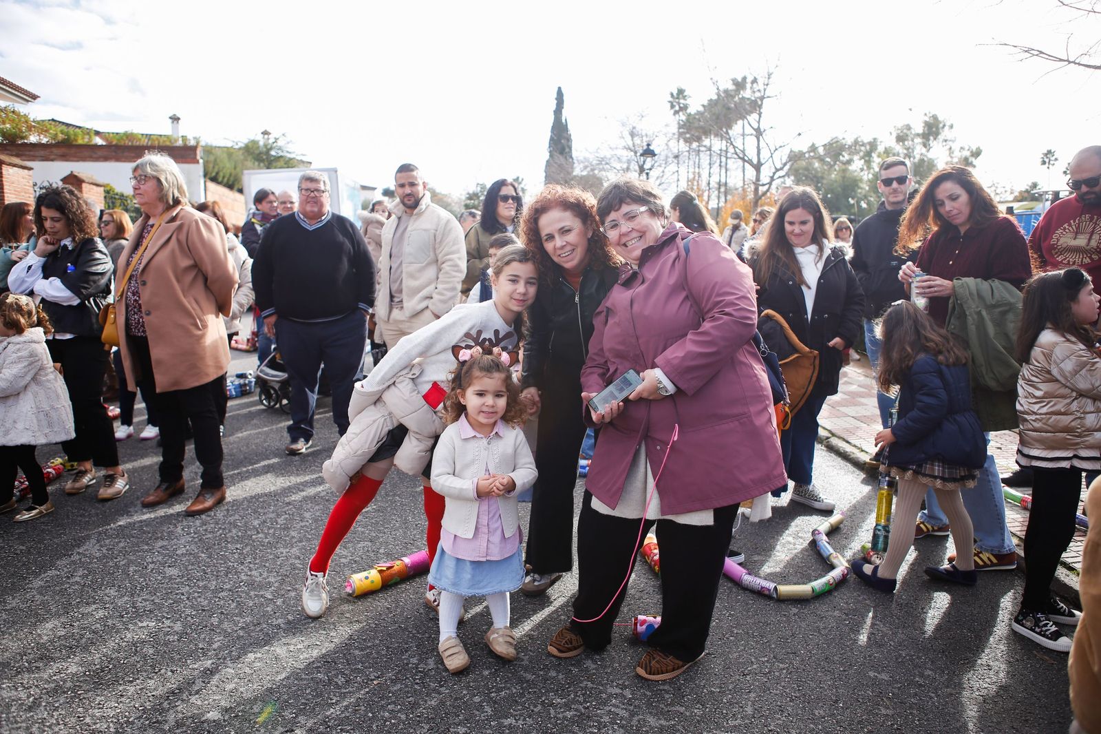 Búscate en las fotos del arrastre de latas 2026 en Los Barrios
