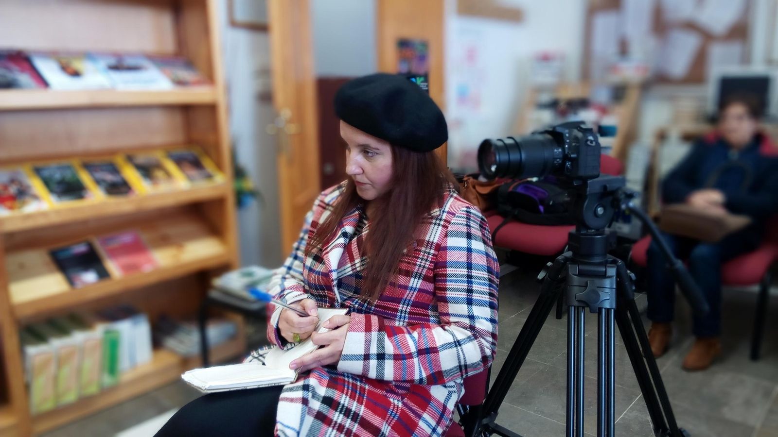 Vanessa Perondi, codirectora del documental, toma nota durante el rodaje.