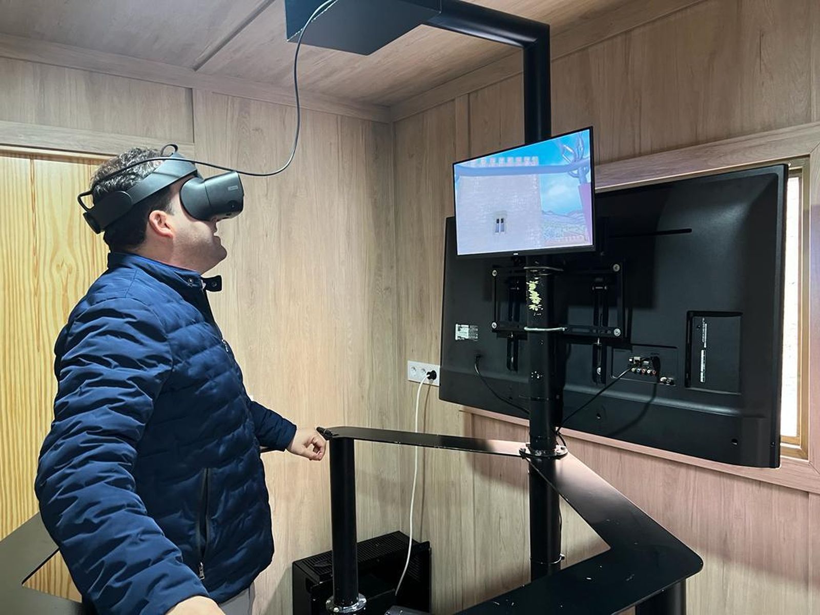 El alcalde de Priego de Córdoba prueba la nueva herramienta de realidad virtual.
