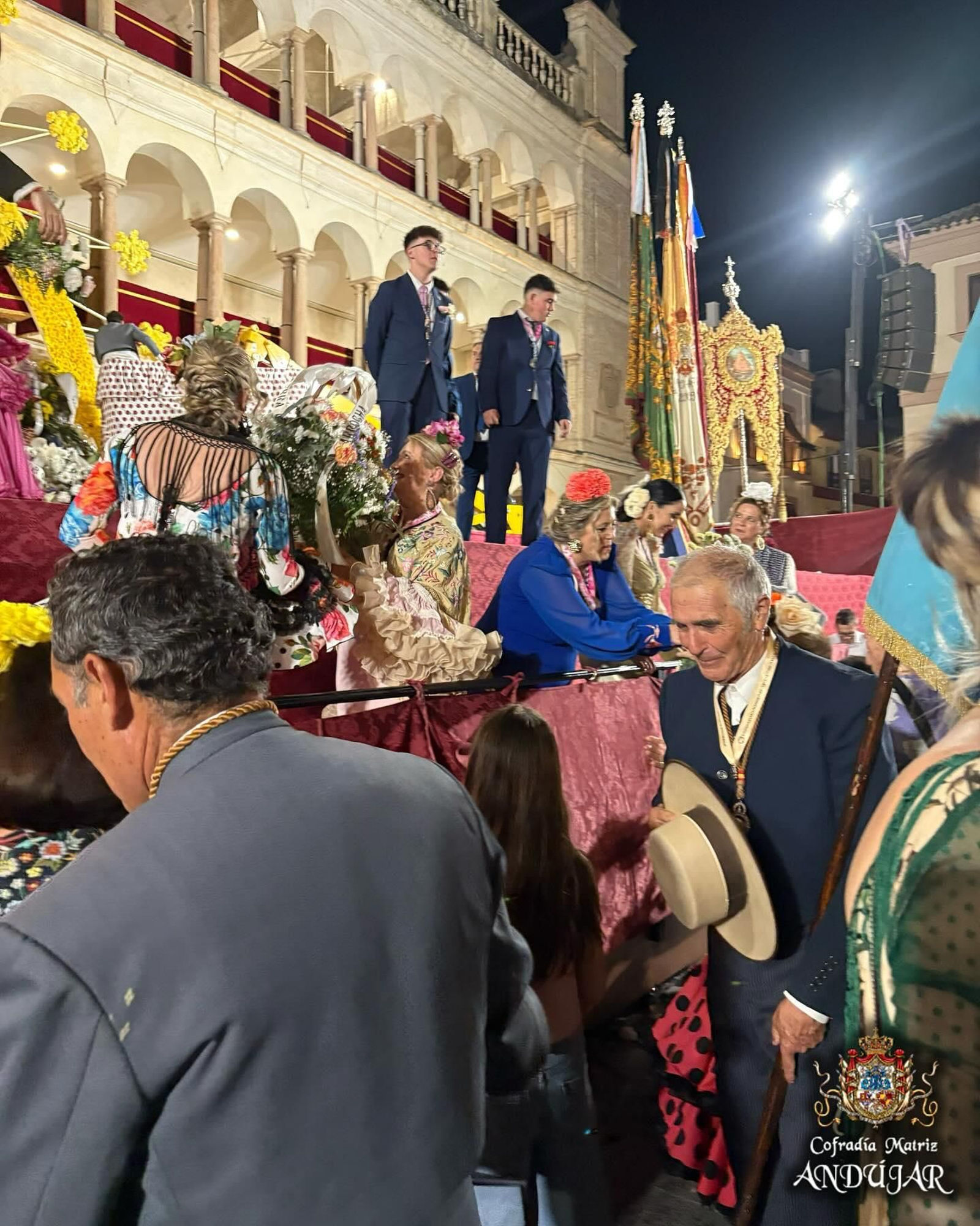 Las flores a La Morenita llenan de color las calles de Andújar, en imágenes