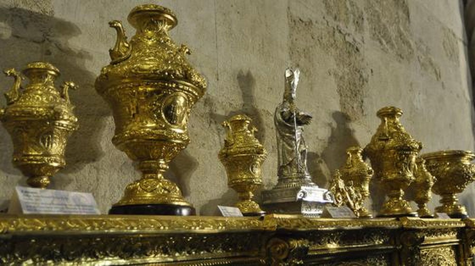 Restauración del manto de la Virgen de Loreto de San Isidoro