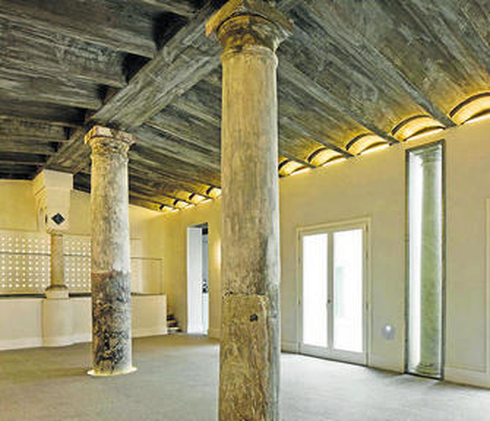 Salón comedor de la Escuela, con fustes recompuestos de época fenicia.