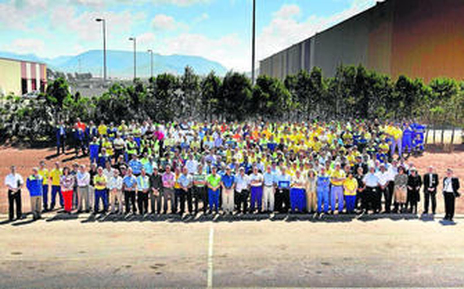 Foto de 'familia' de la plantilla del Centro de Experiencias Michelin de Almería, con motivo del galardón que recibió en mayo de 2011.