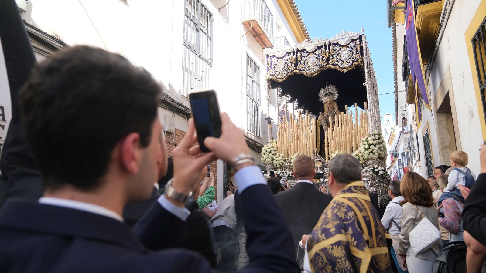 Un joven toma una foto a María Santísima de la Concepción.