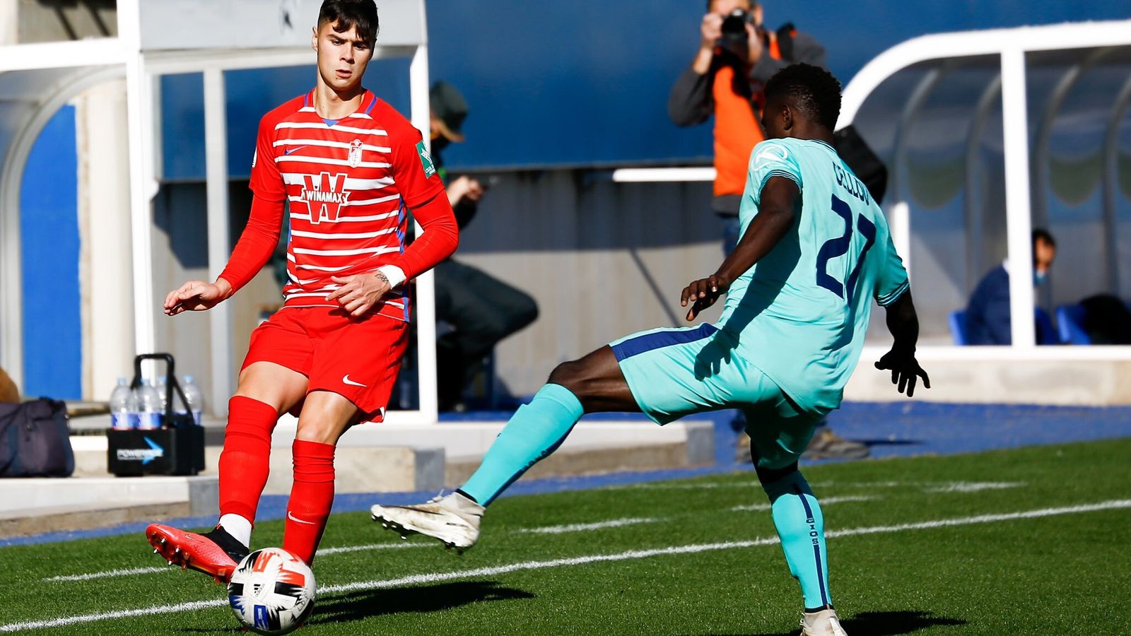 Barcia intenta un pase vertical.