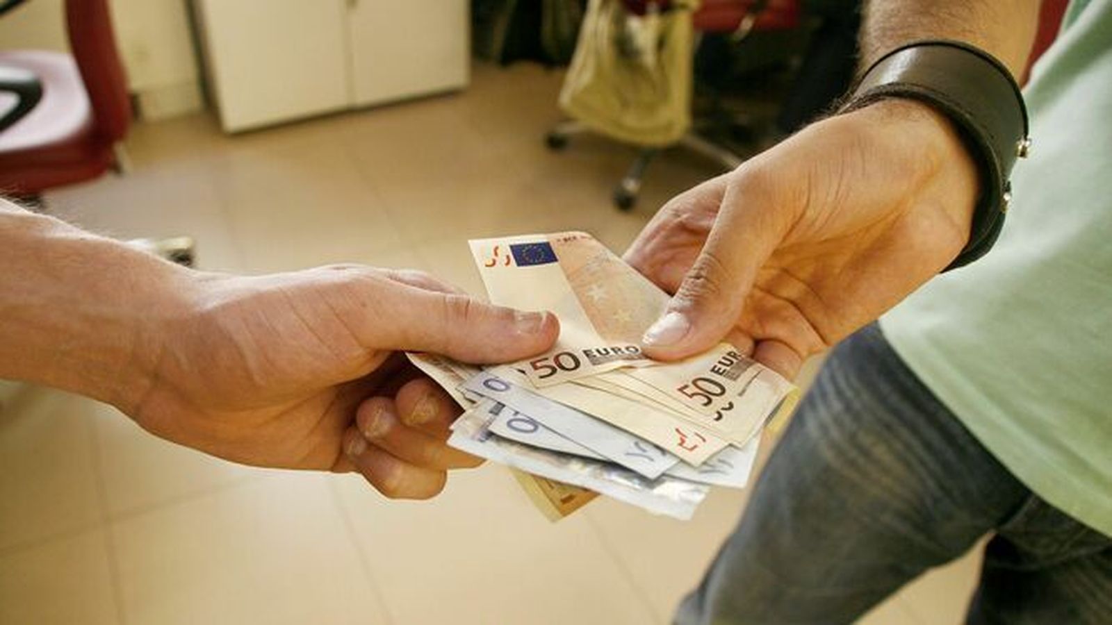 Muchos trabajadores aprovechan la paga extraordinaria para ahorrar.