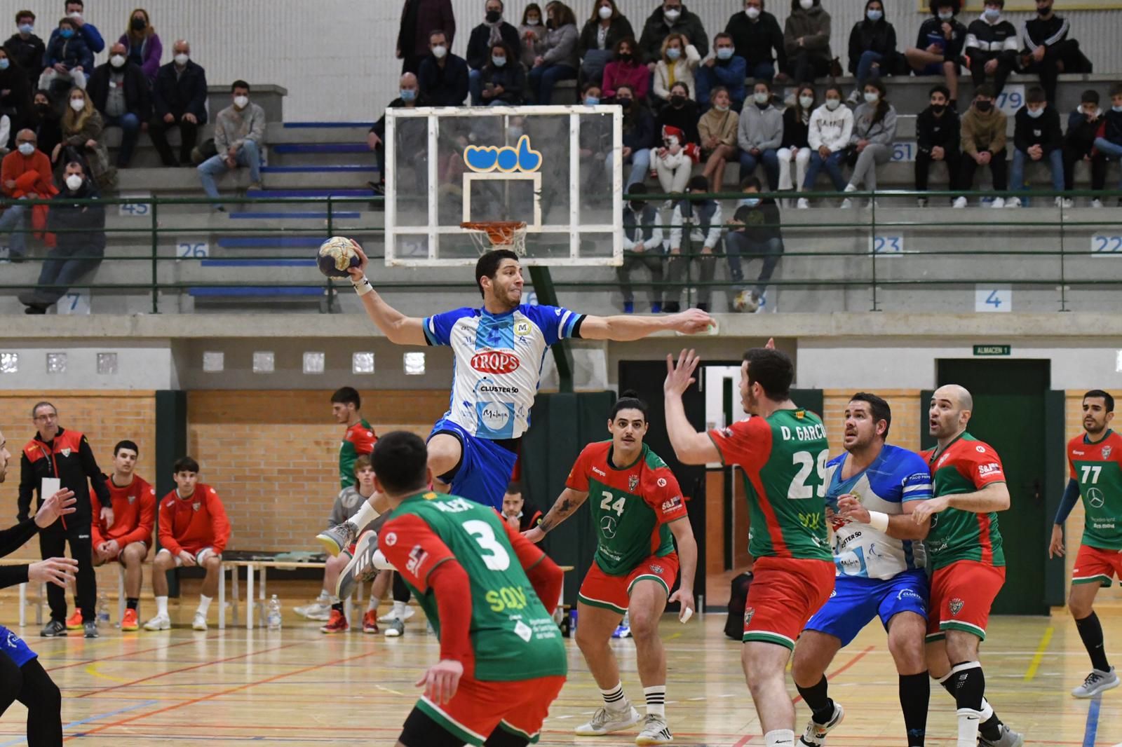 Leonel dispara ante la defensa rival.