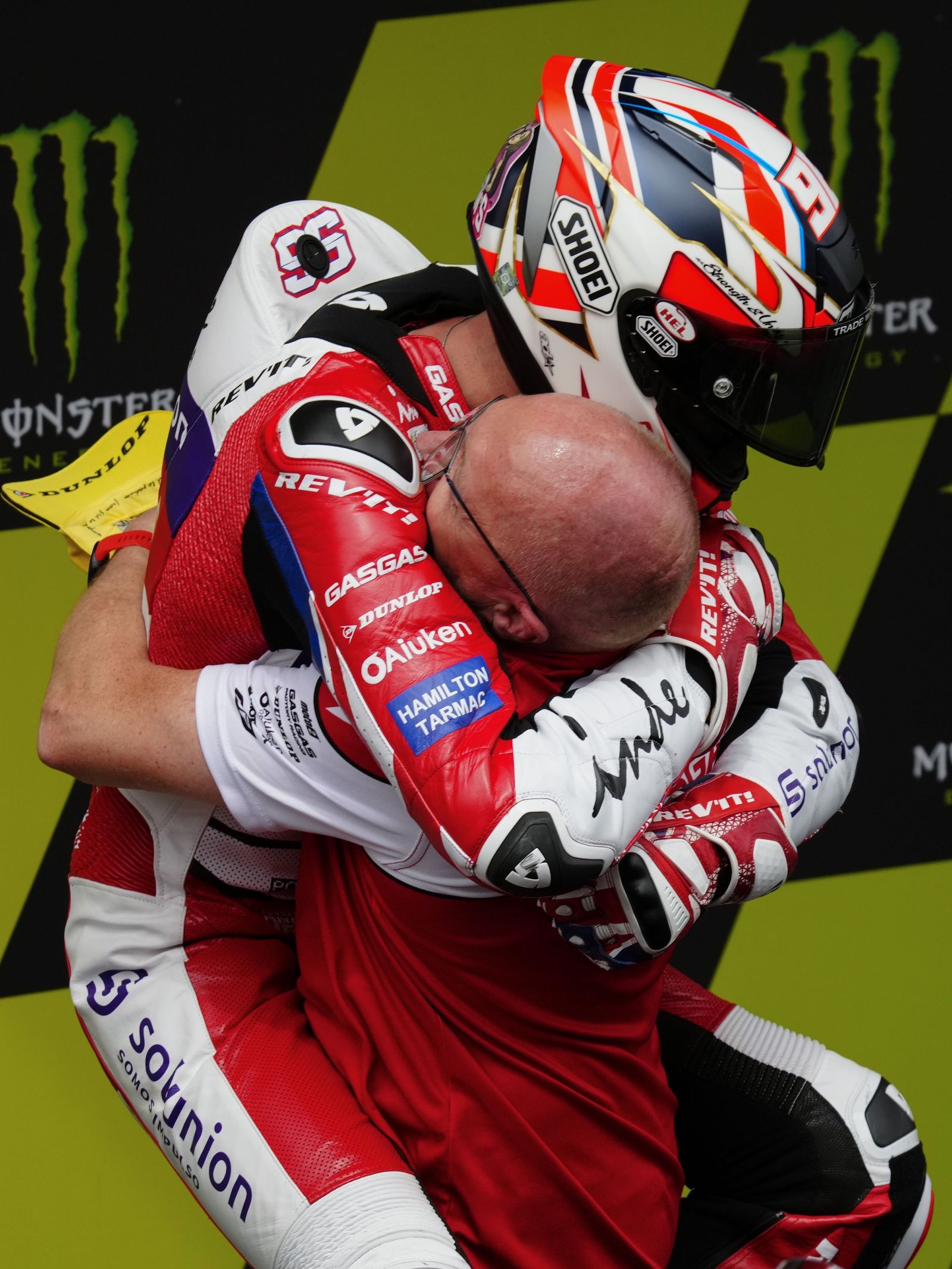 Las cariñosas fotos de Piqué, Clara Chía en el Mundial de Motos en Montmeló