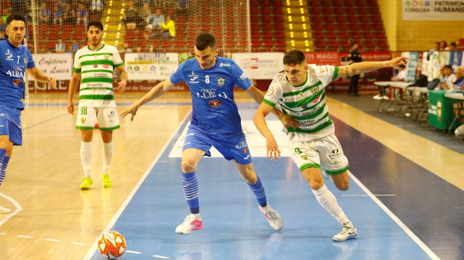 Álex Viana pugna con el cordobés Lolo Urbano.