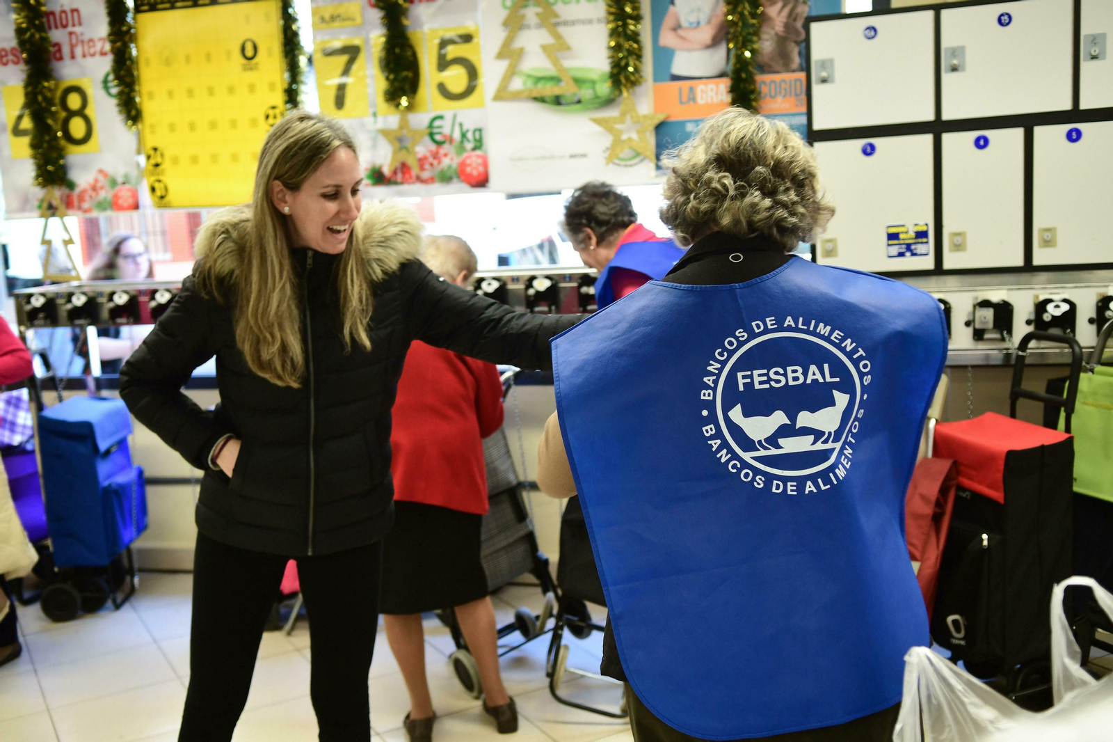 Una voluntaria ofrece recoge alimentos en la campaña del año pasado.