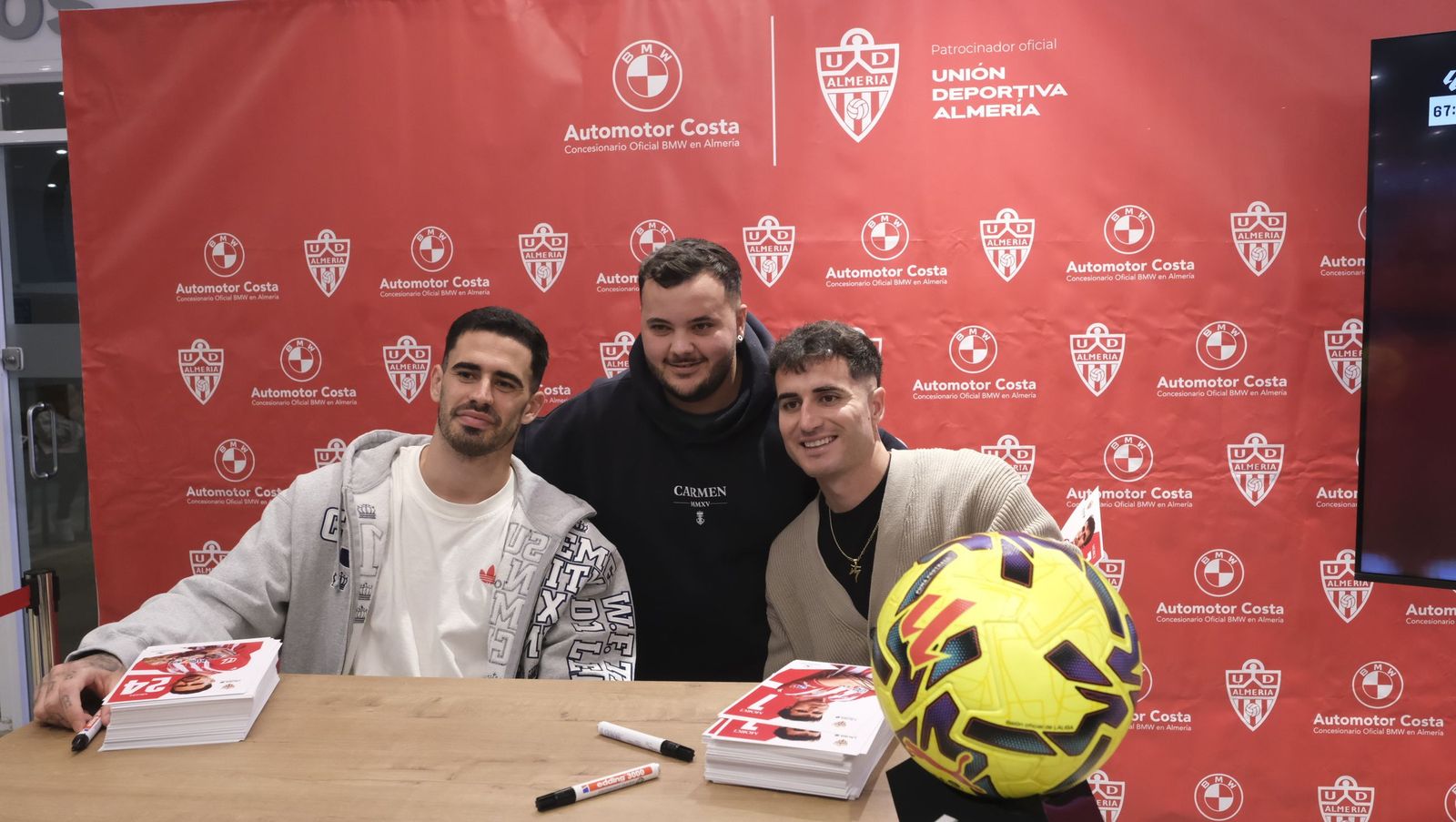 Jon Mocillo y Miguel de la Fuente firman autógrafos en Automotor Costa BMW