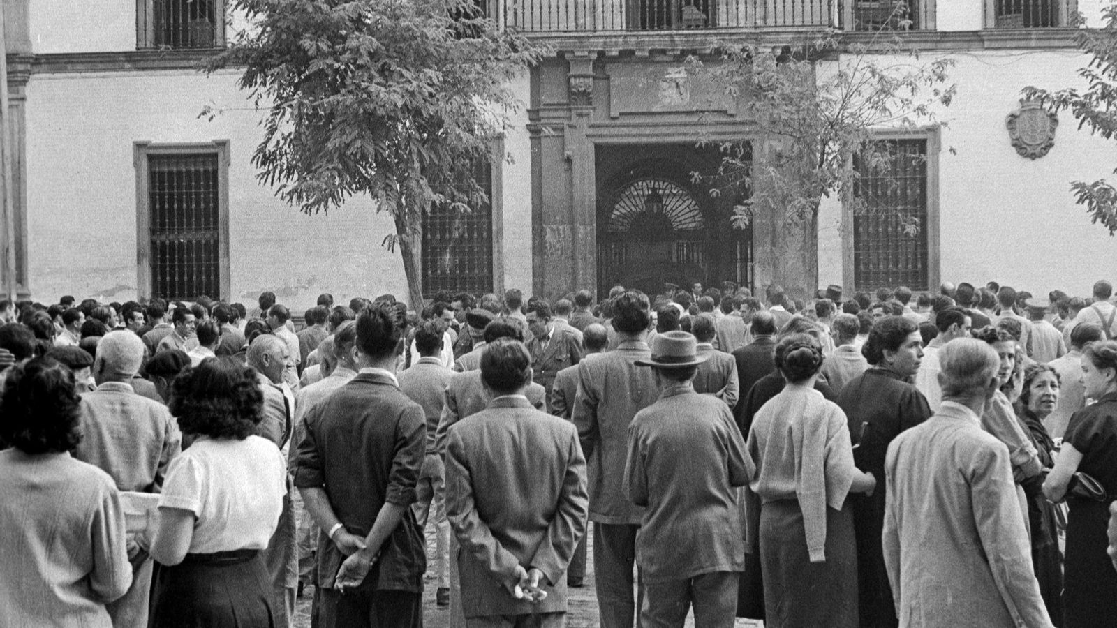 Expectación a las puertas de la Audiencia en la plaza de San Francisco
