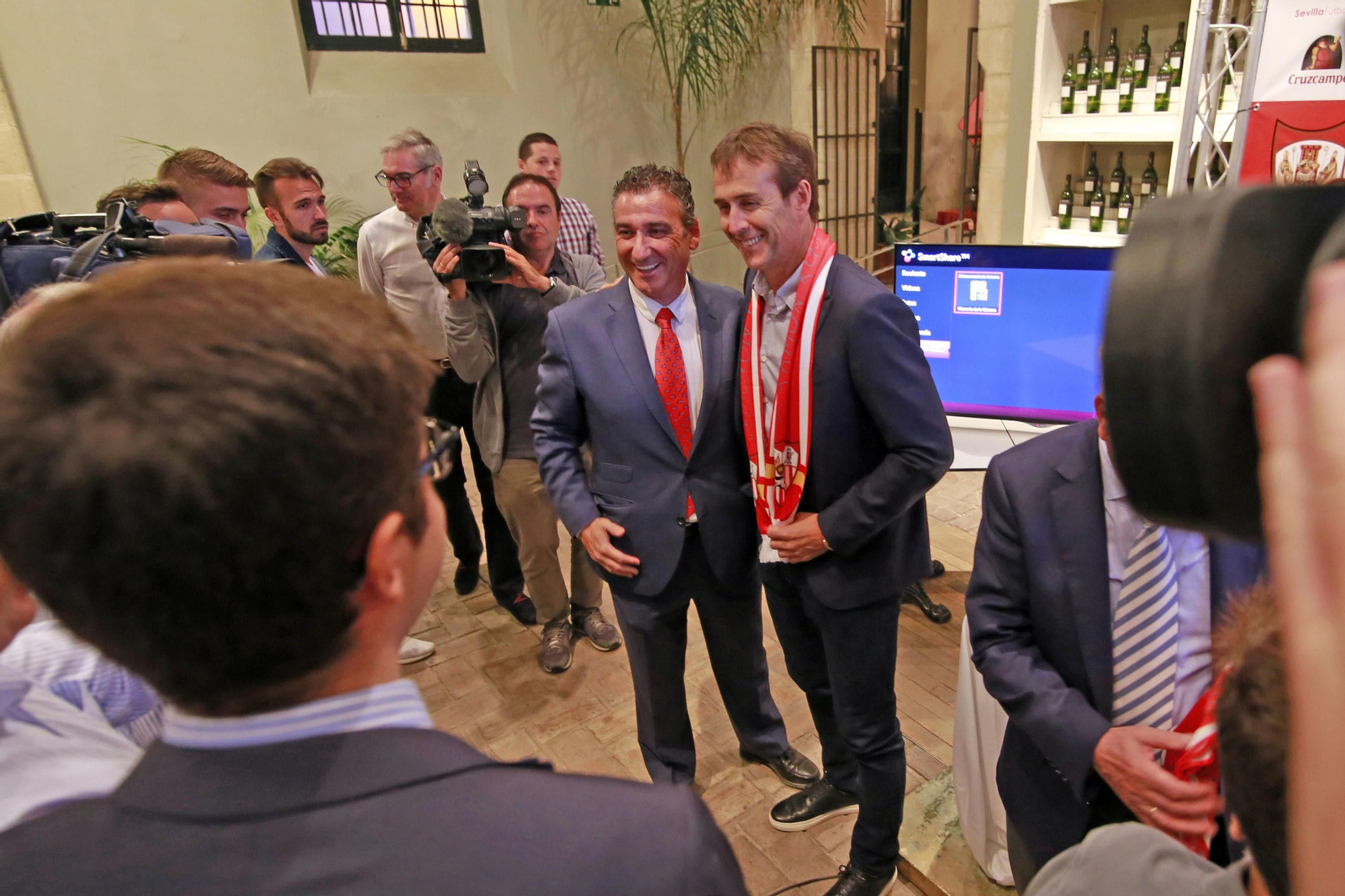 Imágenes de la entrega del 'Catavino de Plata Roberto Alés' a Monchi