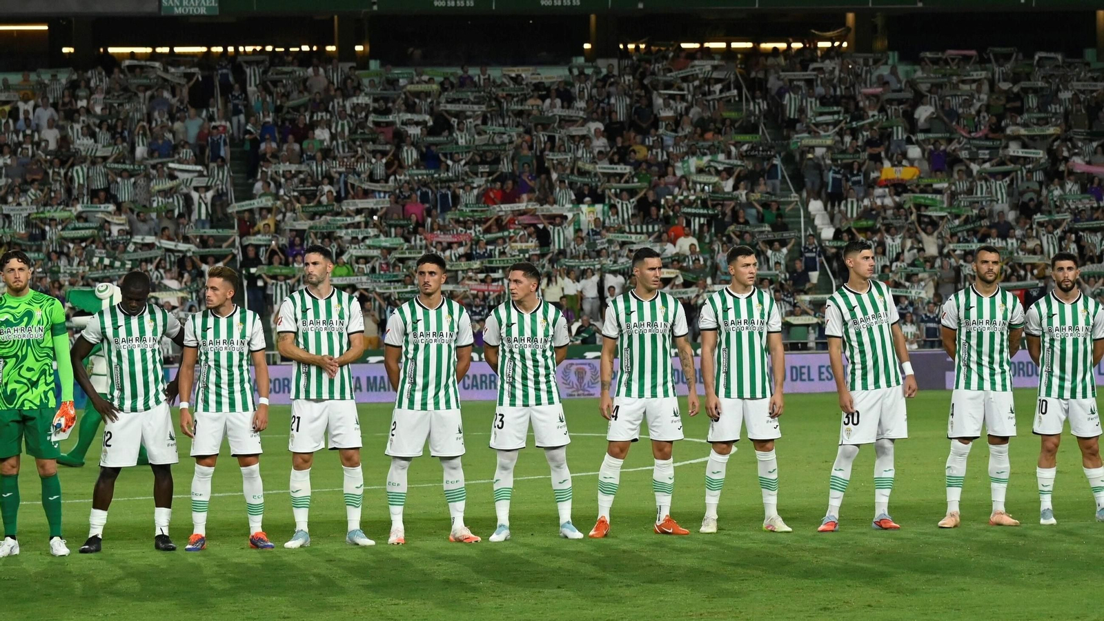 Los jugadores del Córdoba CF forman antes de su estreno en El Arcángel ante Las Palmas.
