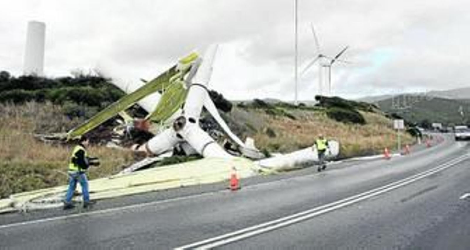 Imagen del aerogenerador destrozado junto a la ladera, ayer a mediodía. A la izquierda, al fondo, la base truncada.